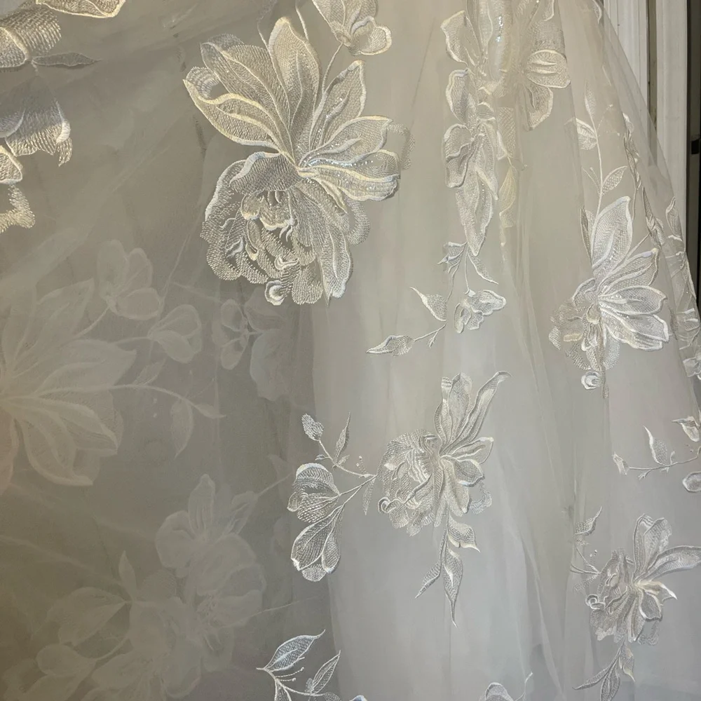 Brand new size 10 elegant beautiful wedding dress